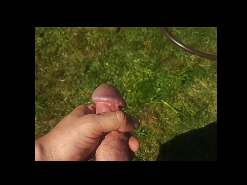 ❤️ Una guapa calenta es folla el seu cony rosa i es corre amb un esquitxat en un jardí d'estiu ☑ Vídeo sexual al porno ca.com-porn-hat.ru ❤