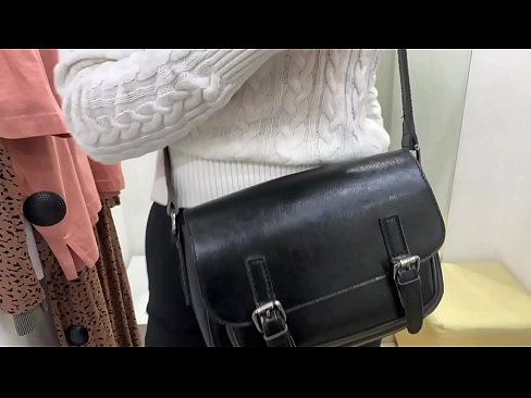 ❤️ Masturbació pública de la jove gossa FeralBerry amb un consolador al provador ☑ Vídeo sexual al porno ca.com-porn-hat.ru ❤